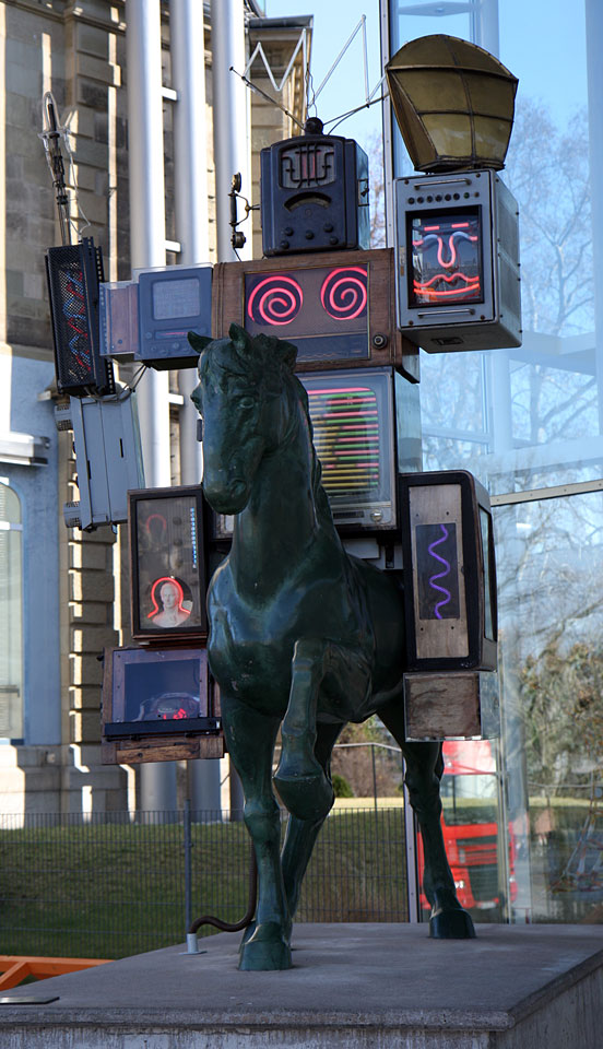 Der Pre-Bell-Man vor dem Museum für Kommunikation.