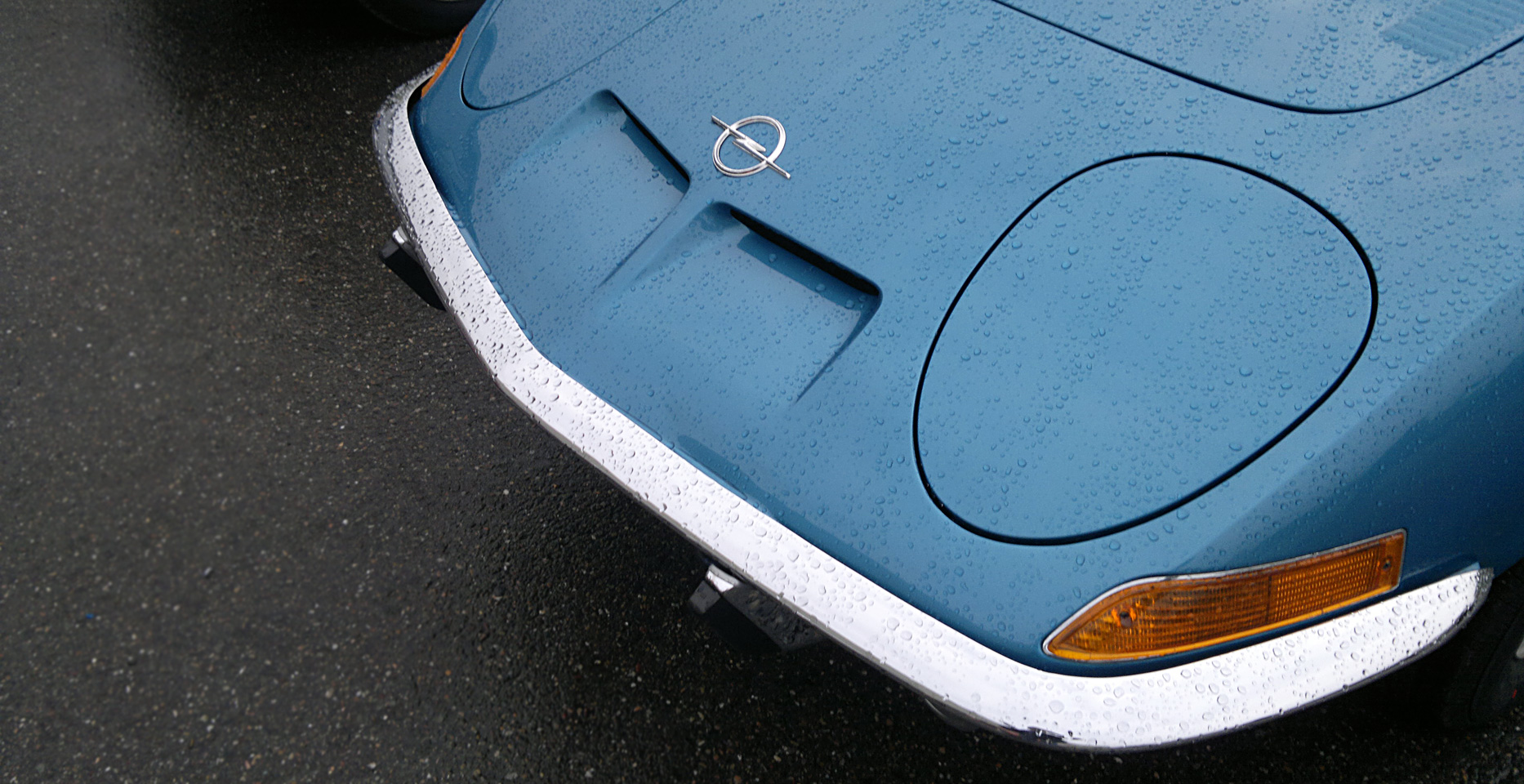 Schläft im Regen – Opel GT