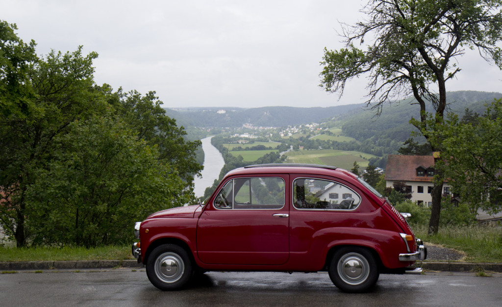 Fiat with a view – Blick über das Altmühltal von Burg Prunn aus.