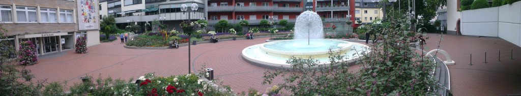 Der Platz hinter dem Rathaus in Limburg an der Lahn wird von einer Pusteblume geziert.