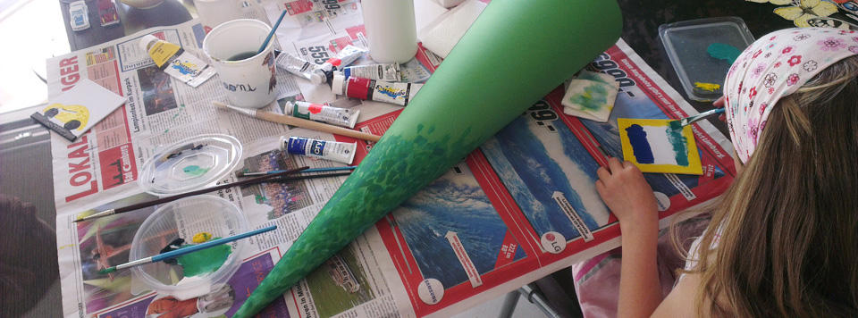 Malen mit Unterstützung - Meine Nichte und der Tisch, präpariert für ausgiebiges Malen mit Acrylfarben.