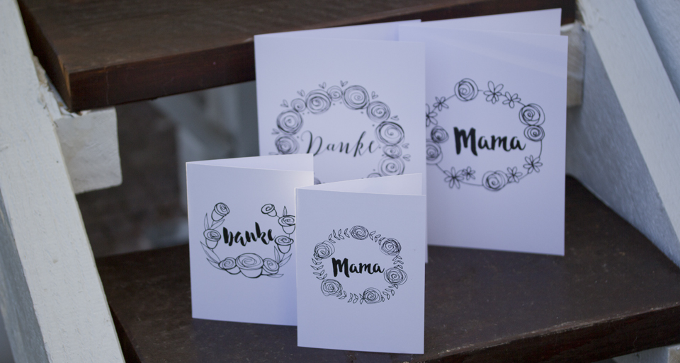 Für Euch zum Download – diese vier Karten zum Muttertag mit floralen Grüßen.