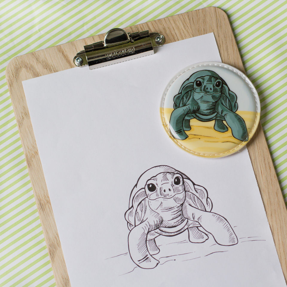 Zeichnung und Endprodukt nebeneinander: die kleine Riesenschildkröte.