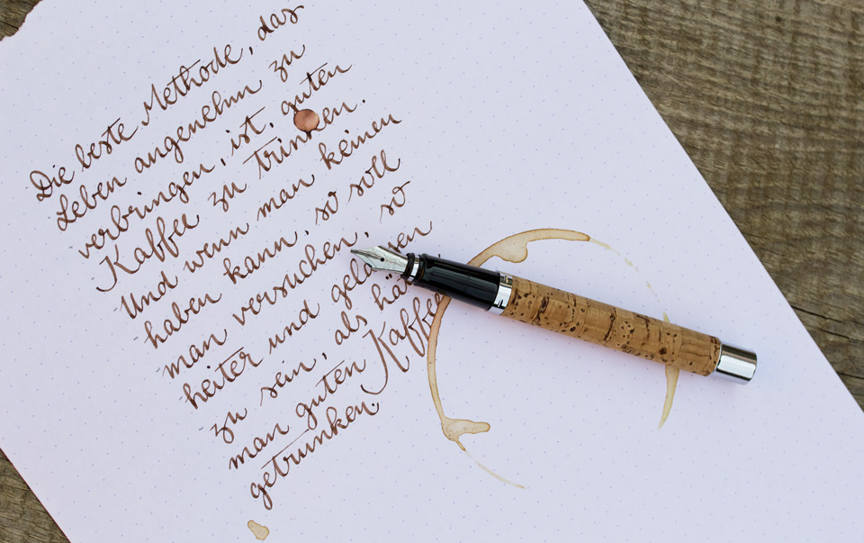 Einfache Kalligrafie basierend auf meiner Handschrift mit Kaffeefleck als passendem Detail.