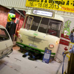 Was den Herren nicht abhält Schluck für Schluck seine Dose Bier zu leeren.