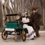 Der Patentwagen "System Lutzmann" präsentiert von diesem edlen Paar am Opelstand.