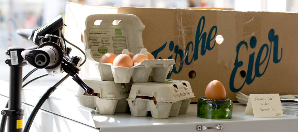 Nicht nur frische Eier werden vom Kiezkaufhaus per Fahrrad ins Stadtgebiet ausgeliefert.