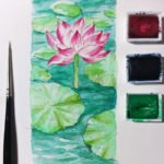 Die Lotusblüte ragt mit ihrer auffälligen Farbe aus dem Wasser heraus.