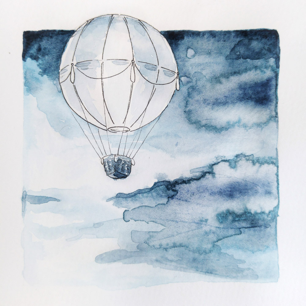 Eine Farbe reicht: Blau. Ein Heißluftballon vor Wolken aus dunkelblauem Aquarell.