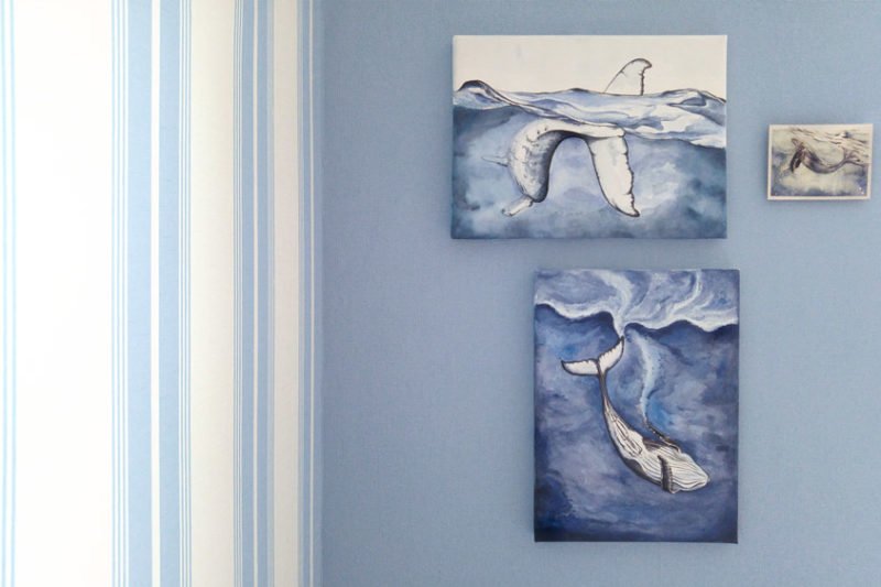 Fertig und ab an die Wand! Mit diesen drei Buckelwalen wird meine blaue Wand zum Hingucker.