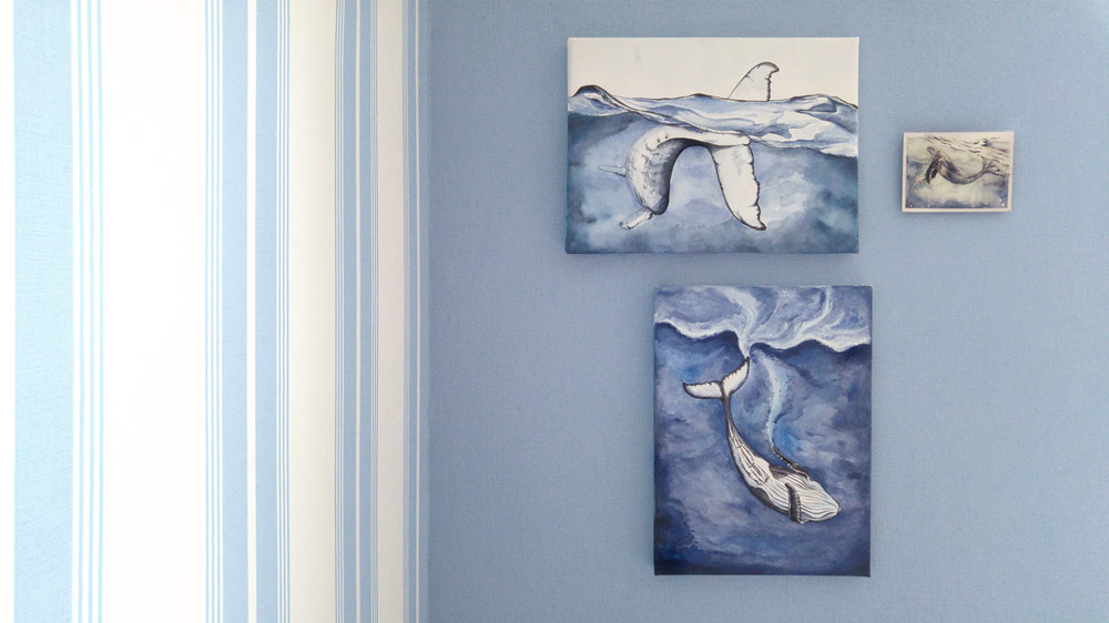 Fertig und ab an die Wand! Mit diesen drei Buckelwalen wird meine blaue Wand zum Hingucker.