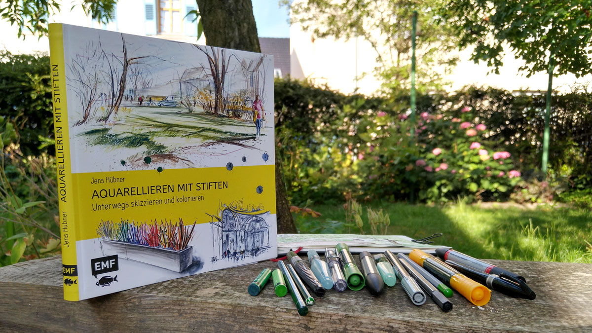 Das Buch "Aquarellieren mit Stiften" von Jens Hübner mit einer kleinen Auswahl an Stiften aus meinem Sammelsurium, die im Buch Erwähnung finden.