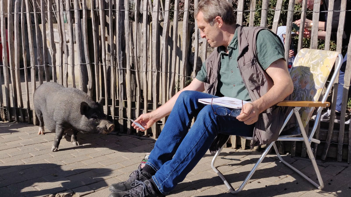 Thomas im Streichelzoo auf Tuchfühlung mit dem Schwein. Foto: Annabel Herget