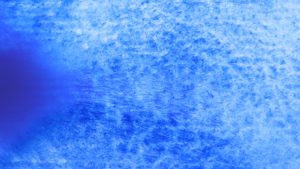 Granulierende Aquarellfarbe – Schmincke Ultramarin Blau: Nass auf rauem Echt-Bütten Aquarellpapier. (Wet sedimention on rough watercolour-paper)