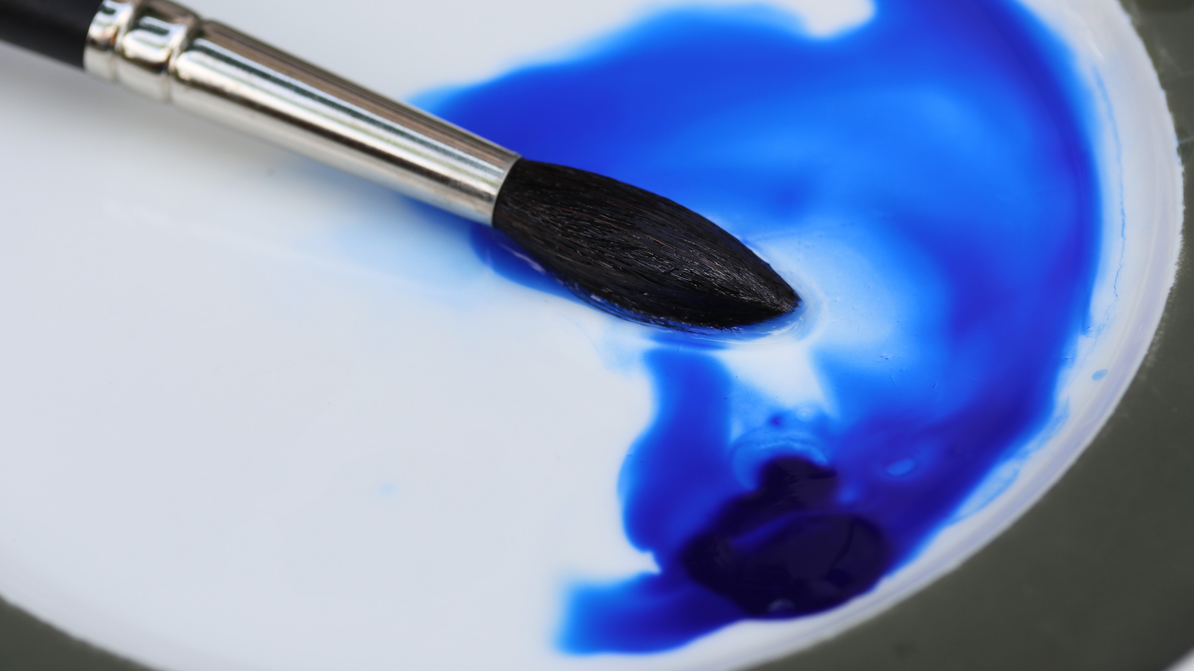 Granulierende Aquarellfarbe – Schmincke Ultramarin Blau: Anlösen der Pigemente mit viel Wasser
