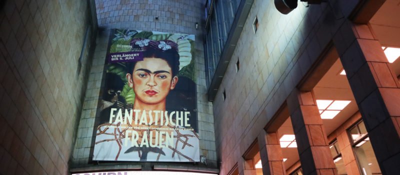 Eingang der SCHIRN Kunsthalle Frankfurt mit dem Selbstportrait von Frida Kahlo als Gesicht der Ausstellung Fantastische Frauen.