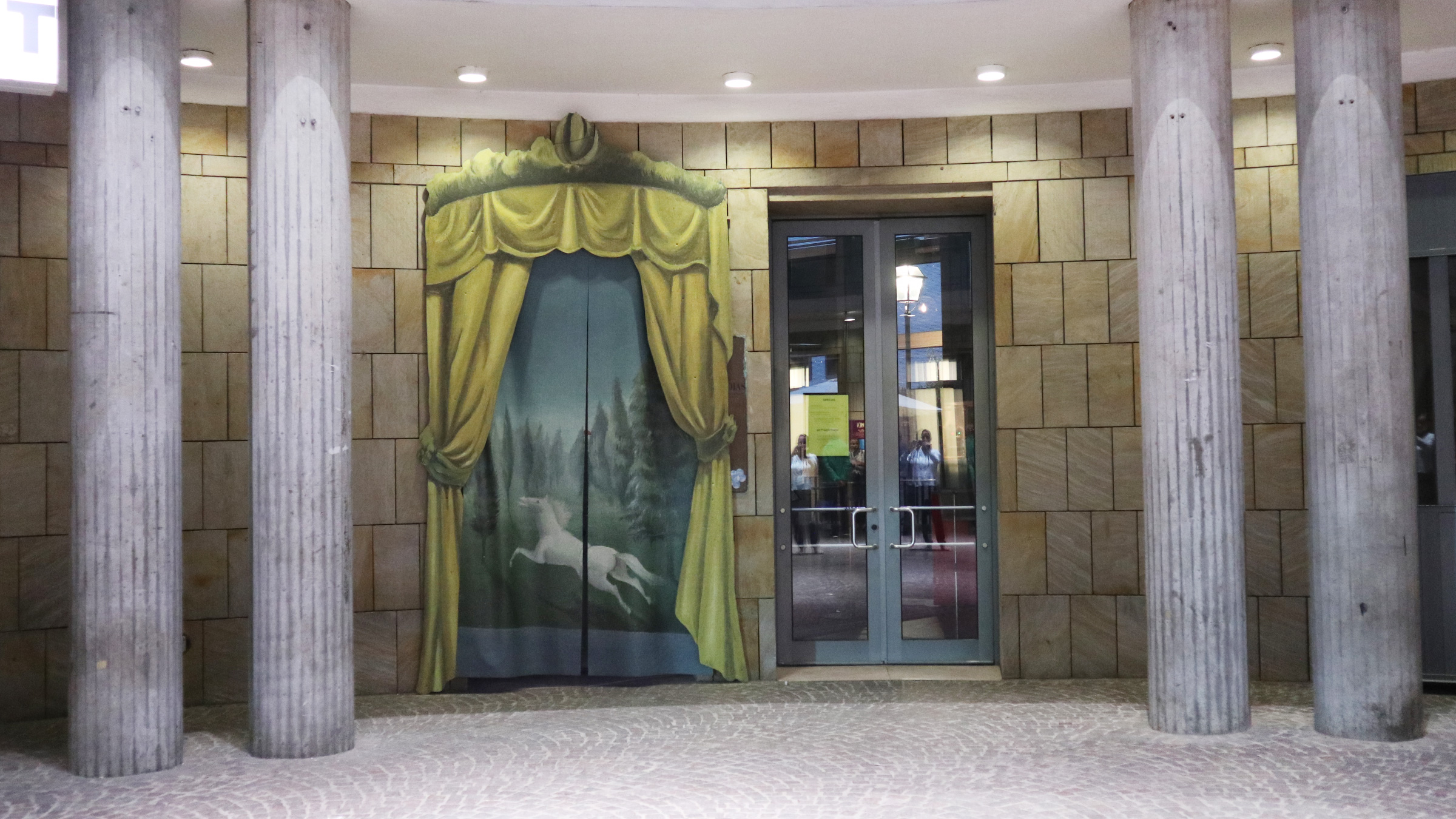 "Auf Wiedersehen" in der SCHIRN Kunsthalle – Der Eingang mit einem Element aus einem ausgestellten Kunstwerk.