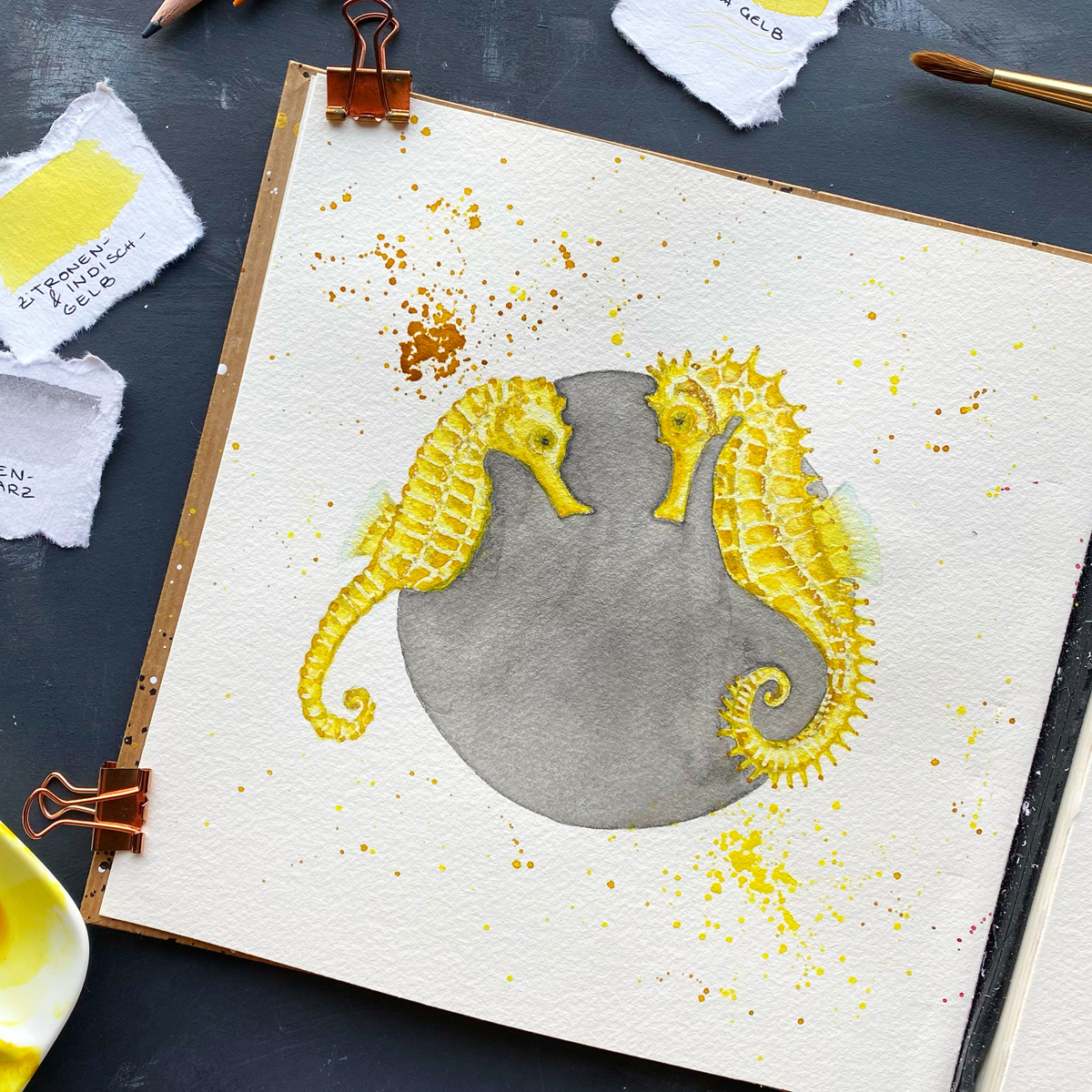 Seepferdchen in den Pantonefarben "Illuminating Yellow" und "Ultimative Grey"