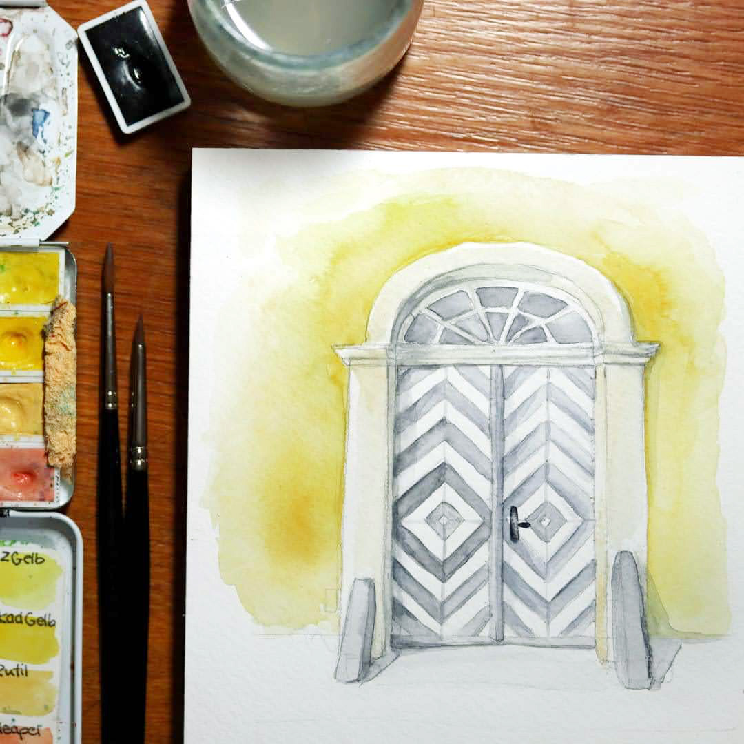 Rutilgelb (eine deckende Farbe mit Weißpigment) für die Fassade, Neutralgrau für die alte Holztür.