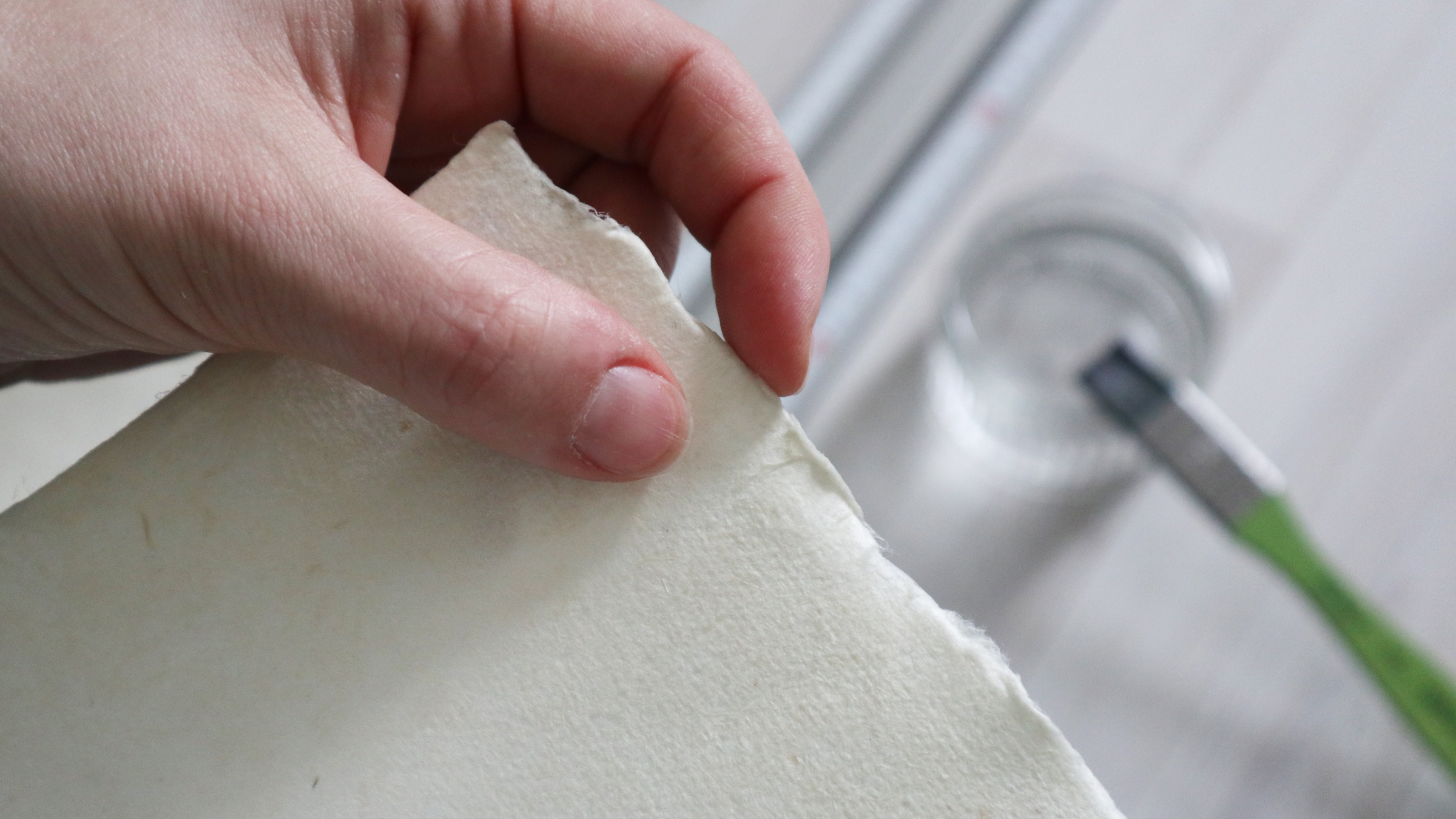 Feinarbeit: Die Fasern an den gerissenen Kanten wieder mit Wasser und Fingern in Form bringen.
