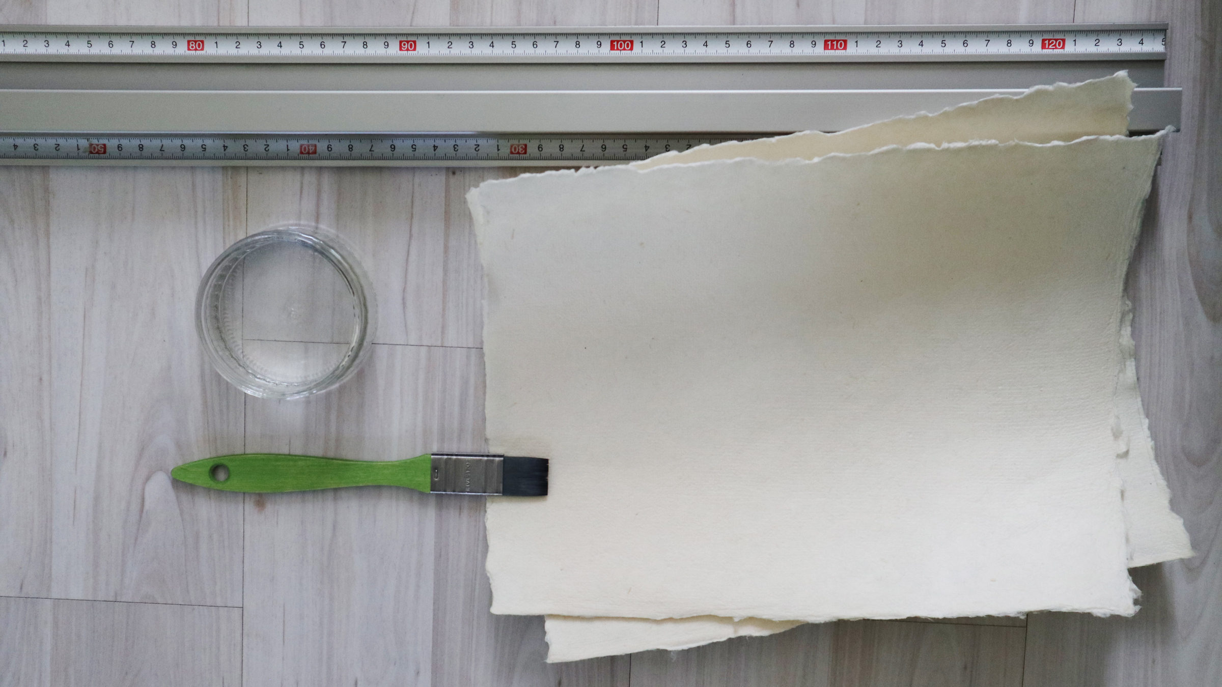 Fertige Formate aus dem Bogen handgeschöpften Bambus-Papiers gerissen.