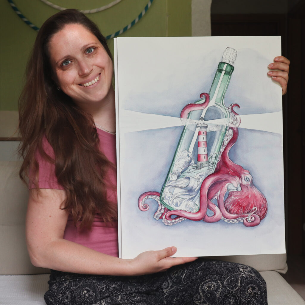Leoni sitzt auf dem Sofa und hält das Din A1 Motiv fest: es zeigt eine Aquarellillustration in der ein Oktopus eine Weinflasche hält in der ein Leuchtturm in der Brandung steht.