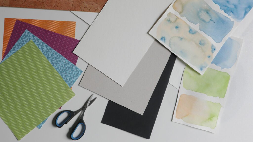 Papier als Grundmaterial für Collagen und Paper Cuts.