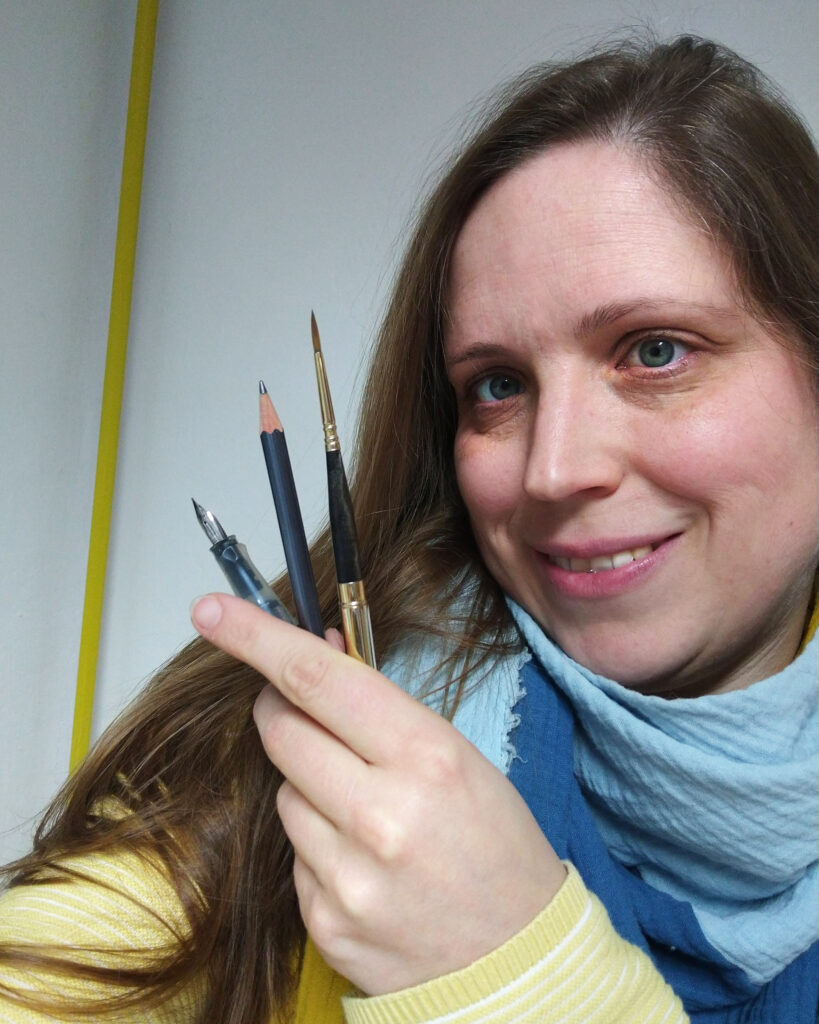 Ein spontanes Selbstporträt mit den wichtigsten Werkzeugen des (analogen) Illustrators: Füller für Tusche, Bleistift und Aquarell-Pinsel