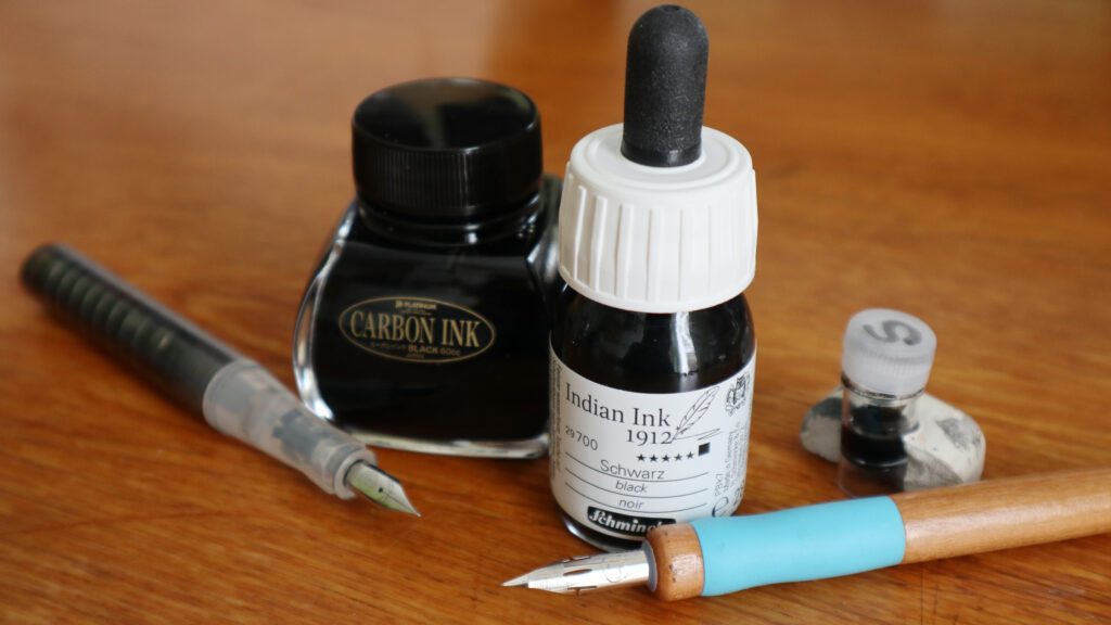 Platinum Carbon Ink als wasserfeste Tinte für den Füller, Schmincke Indian Ink als wasserfeste Tusche für Zeichenfeder.