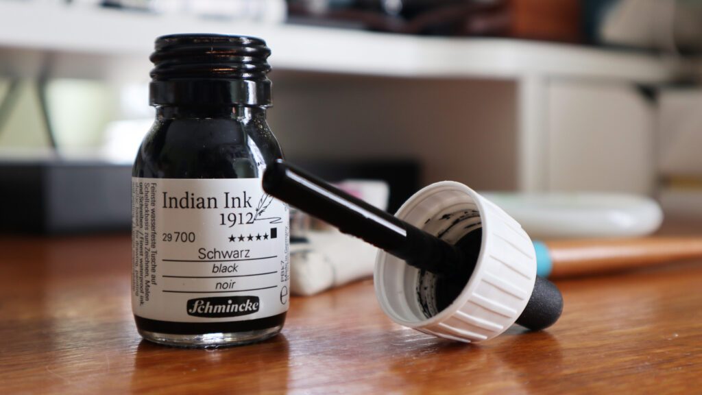 Schmincke Indian Ink 1912 kommt in einer 28 ml Glas-Pipetten-Flasche für das einfache Entnehmen der Tusche.