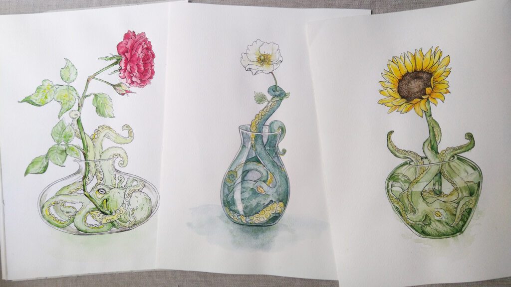 Drei Aquarell-Illustrationen liegen nebeneinander, sie zeigen jeweils eine Vase mit Blüte, die von einem Oktopus gehalten wird.