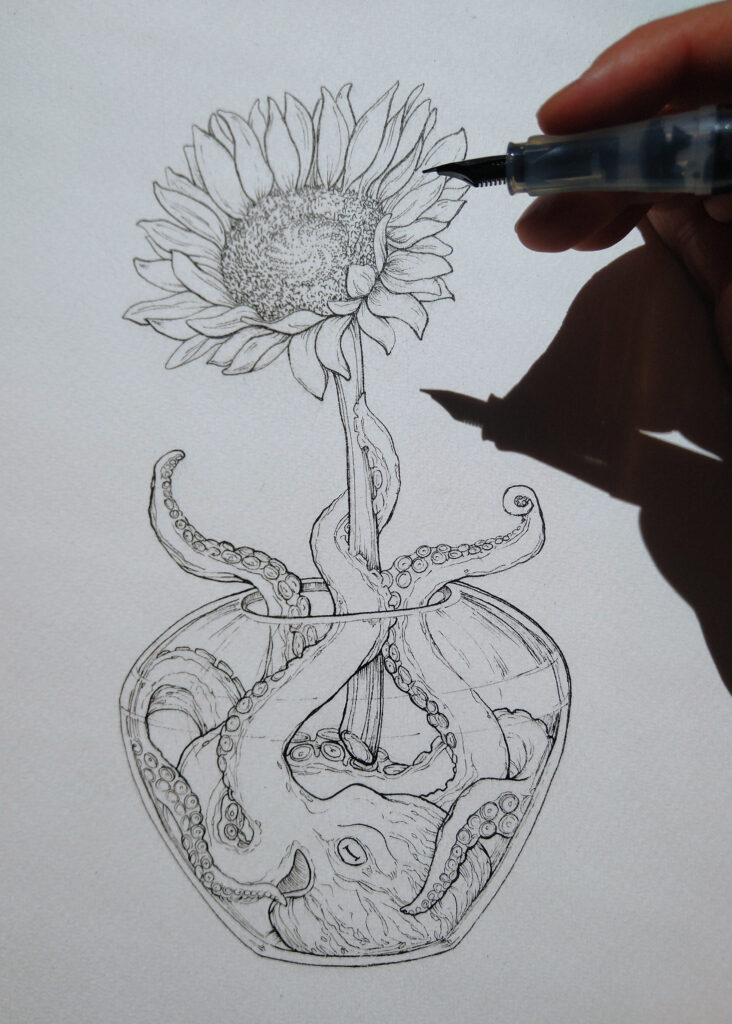 Tuschillustration: Eine starke Sonnenblume wird von einem Oktpus in der Vase aufrecht gehalten.

