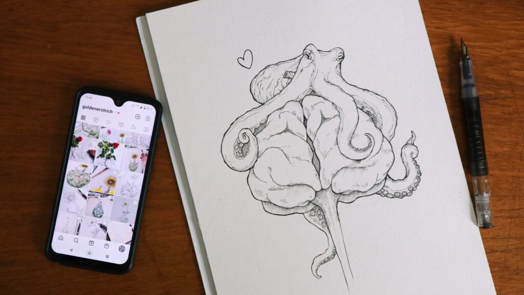 Das Smartphone zeigt einen Account Feed in der App Instagram, im Hintergrund ein gezeichneter Oktopus mit einem Herzchen.