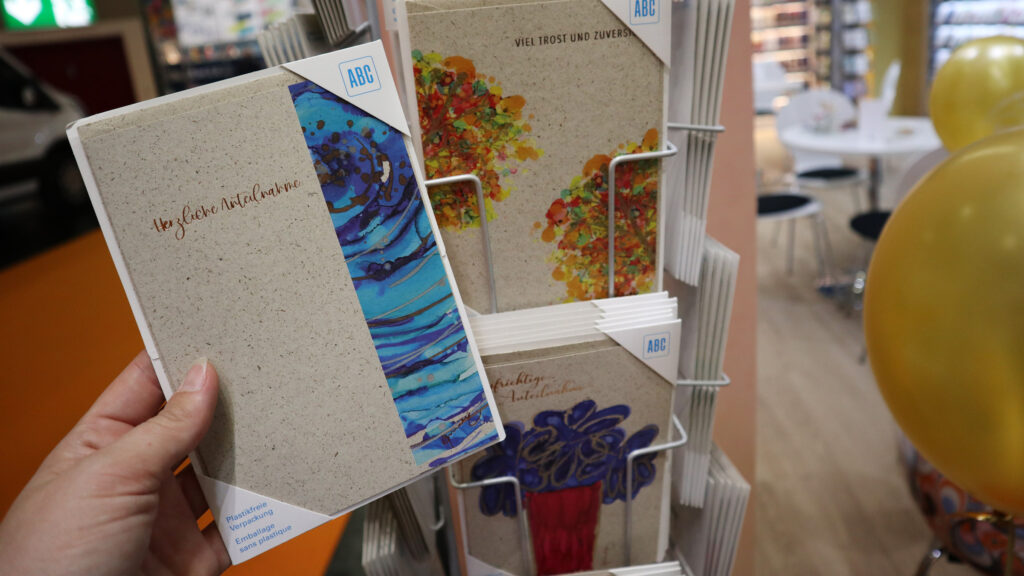 Kartenserie mit Motiven von Anne Pryor/ Lovitude in kräftigen Farben auf Graspapier gedruckt und Plastikfrei verpackt.