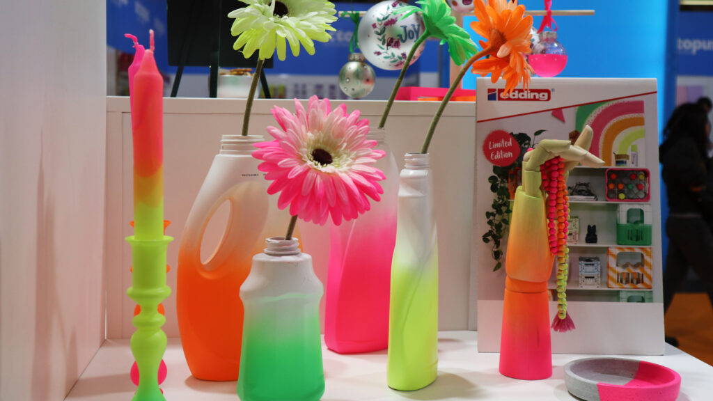 Neon-Spray und alte Plastikflaschen und schon ist das neue Trend-DIY-Interior fertig.
