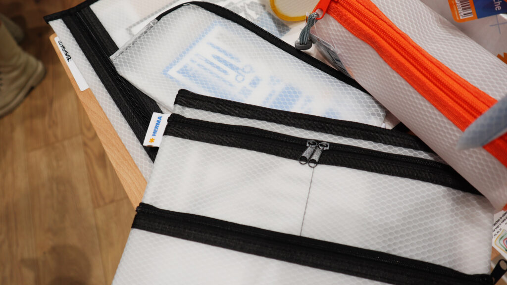 Verschiedene Allzweck-Taschen aus EVA-Material sind wasserabweisend und leicht zu reinigen.