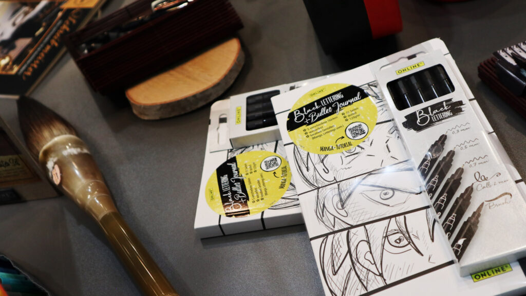 Black Lettering und Bullet Journal Set mit Manga-Tutorial von Online.