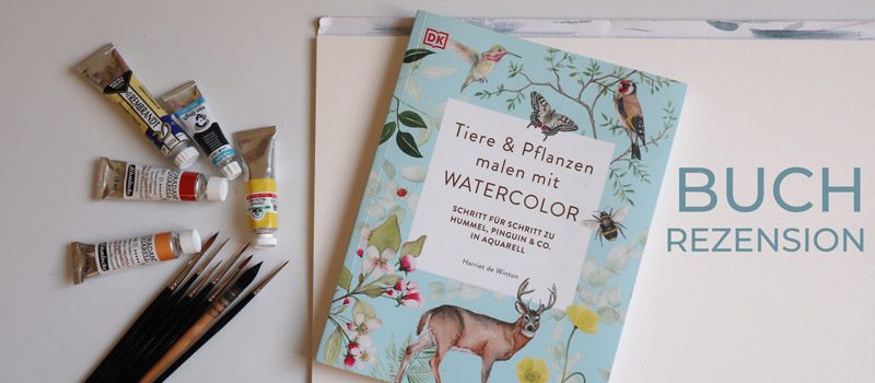 Das Buch von Harriet de Winton "Tiere und Pflanzen malen mit Watercolor" neben Pinseln und Aquarellfarben.