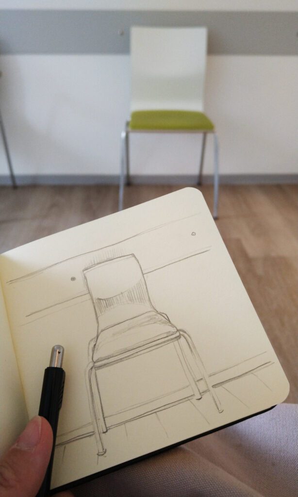 Der Stuhl gegenüber im Wartezimmer beim Hausarzt gezeichnet mit Bleistift in mein quadratisches Skizzenbuch. Nur einer von vielen im Jahr 2022.