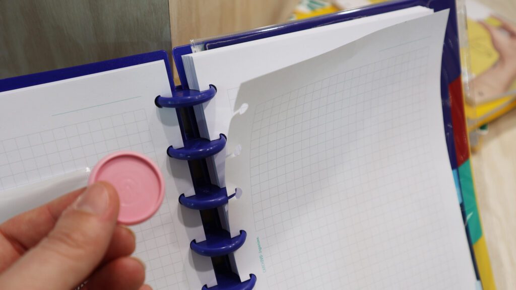 Die Kunststoffscheibe hält Seiten, Umschlag und weitere Elemente im Ringbuch zusammen.