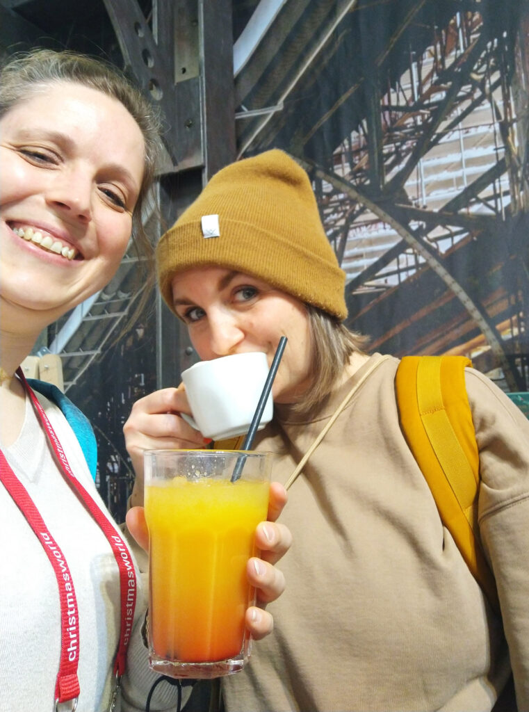 Ein Selfie mit meiner lieben Begleitung mit Cocktail und Kaffee am Messestand der Grafikwerktstatt auf der Ambiente 2023 in Frankfurt.