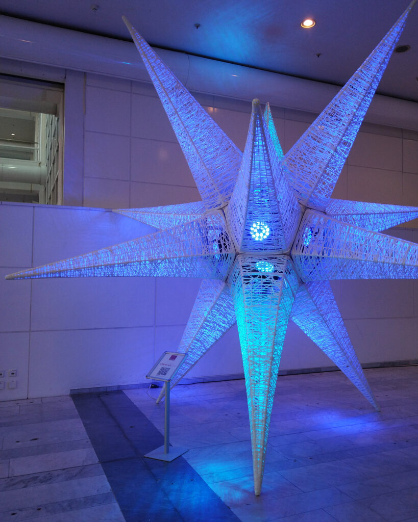 Ein riesiger, leuchtender Stern im Foyer der Christmasworld 2023.