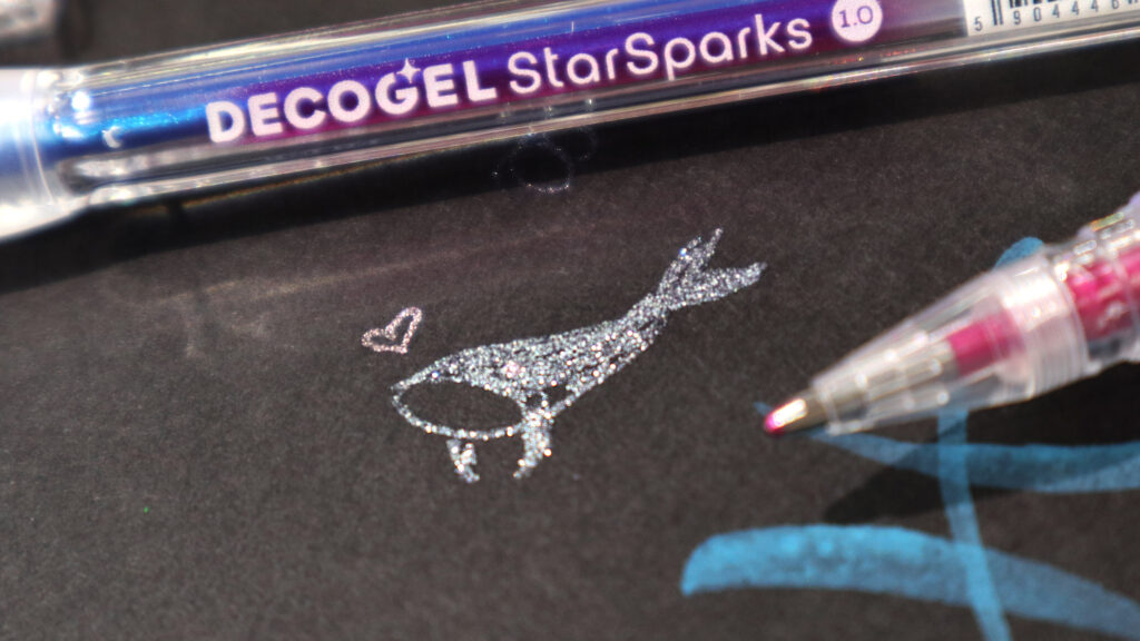 Der kleinste Wal des Tages glitzert mit den Decogel StarSparks von Karin Markers.