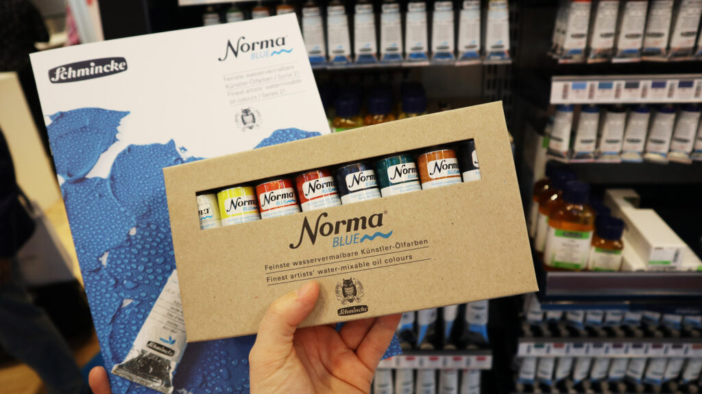 Schmincke Norma Blue wasservermalbare Ölfarben haben ein Packiging erhalten, dass die veganen Farben noch unterstreichen soll.