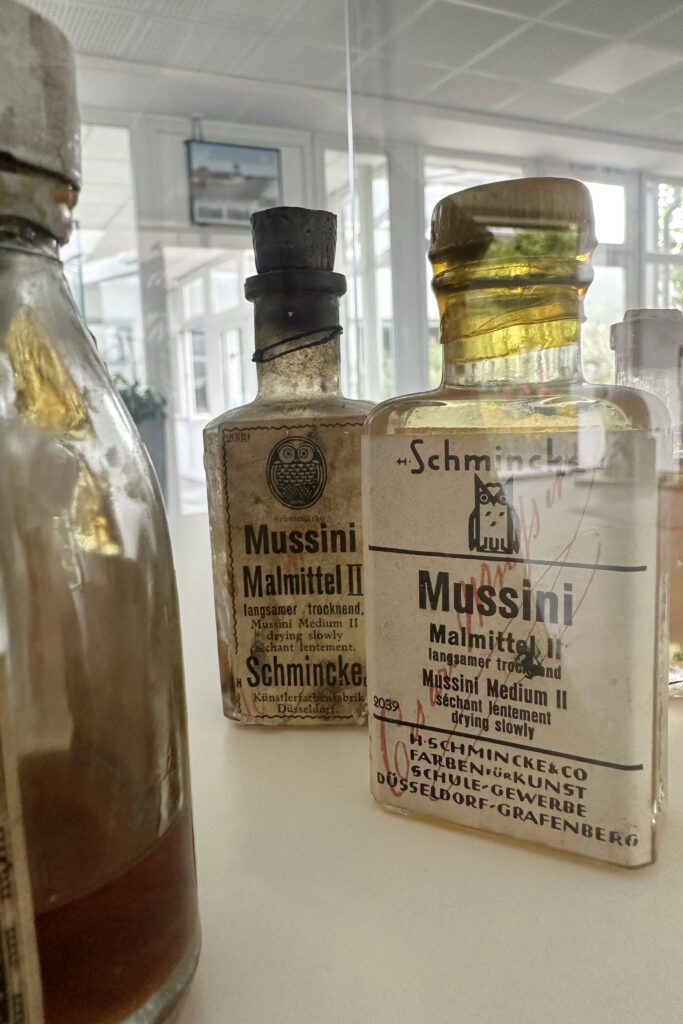 Mussini Malmittel aus verschiedenen Jahrzehnten.