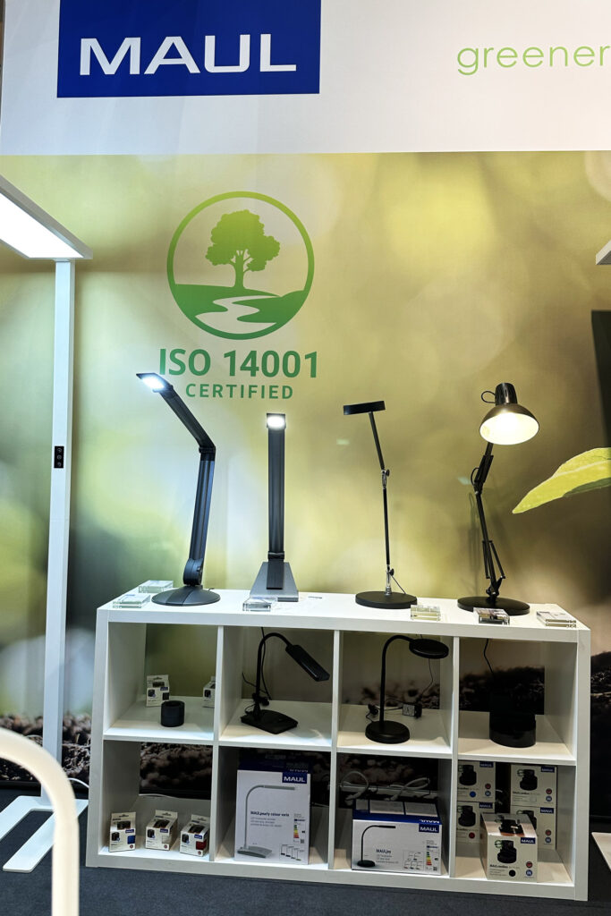 Maul greener@work mit den nach ISO 14001 zertifizierten Leuchten und Schreibtischlampen.