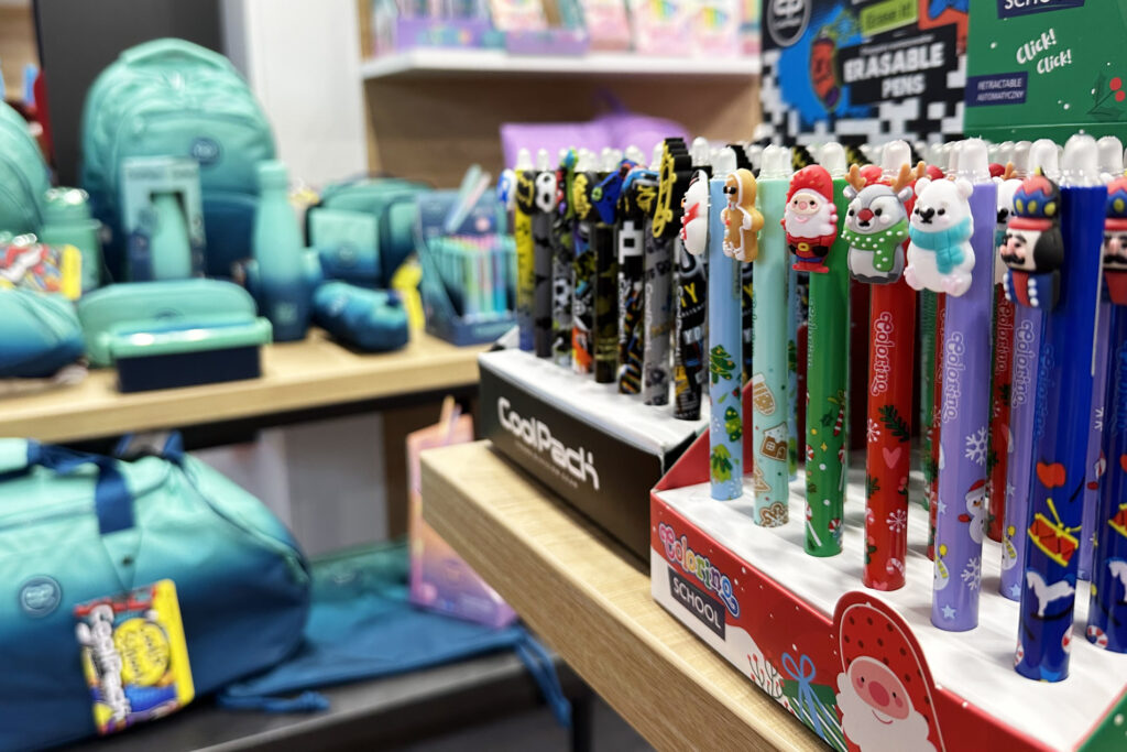 Lustige Stifte und allerlei Taschen für den Schulalltag vom Ranzen, Rücksack und Mäppchen bis zu Trinkflasche und Sporttasche.