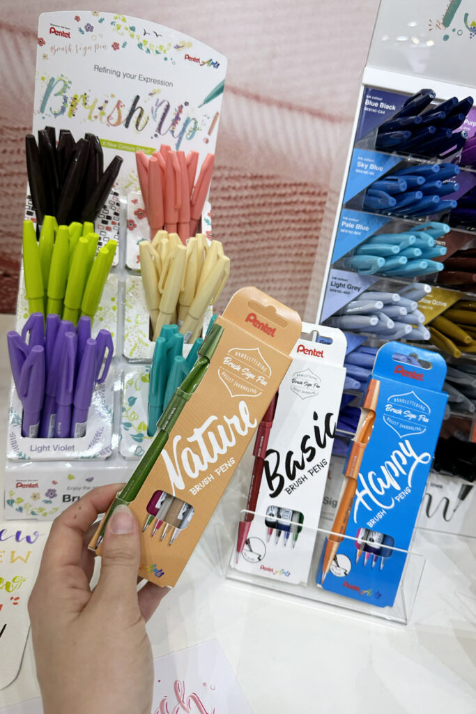 Der Brush Sign Pen von Pentel ist in sechs weiteren Farben und in verschiedenen Sets erhältlich.