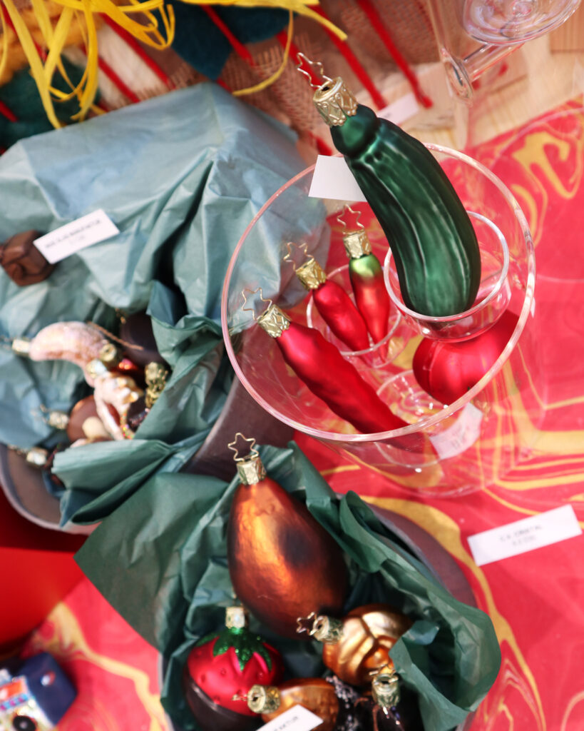 Christbaumschmuck mit der fast schon obligatorischen Gurke, aber viele andere Obst und Gemüsesorten