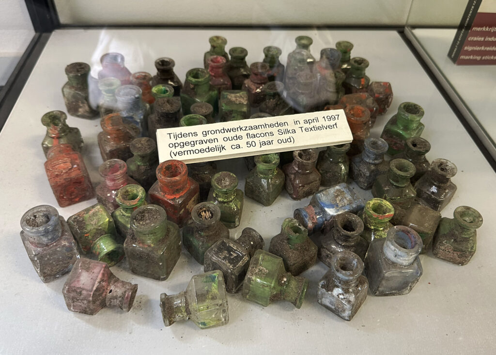 Bei Bauarbeiten auf dem Firmengelände in Apeldoorn wurden alte Glasfläschchen mit Farbresten gefunden.